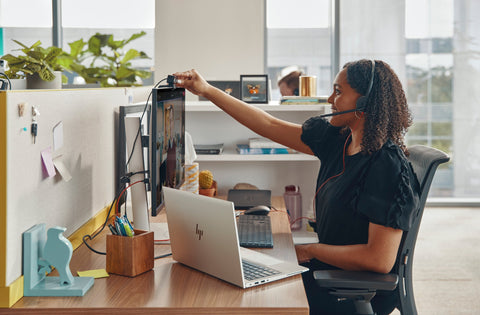 Freedom to work your way The Blackwire 3200 Series provides a quality audio experience in a headset that’s built for enterprise needs. With a sleek…