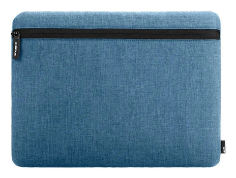 Shield your notebook while on the move with this Incase Carry laptop sleeve. The high-quality Woolenex construction delivers dependable durability,…